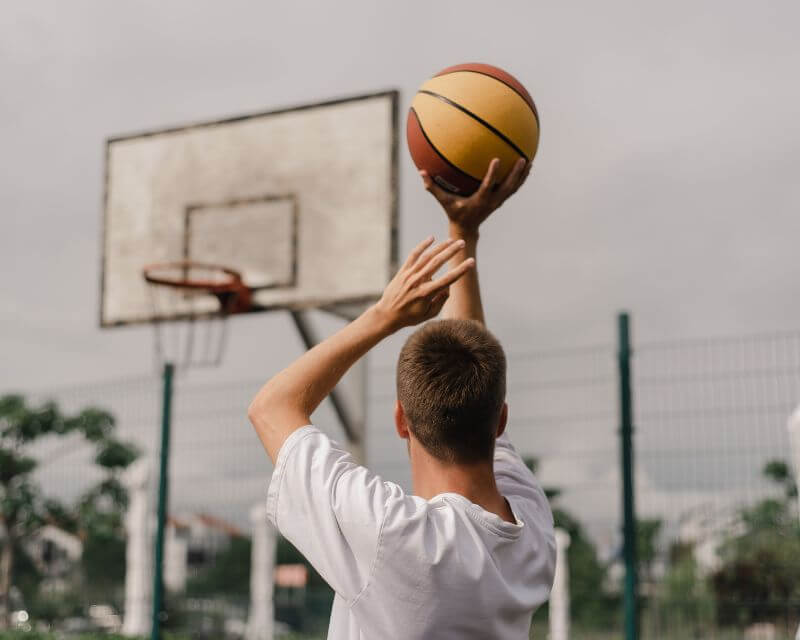 Chơi bóng rổ cải thiện chiều cao và sức khỏe ở tuổi 17