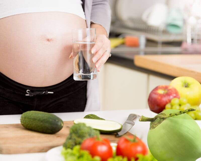 bầu 3 tháng cuối thai kì có uống nước dừa được không