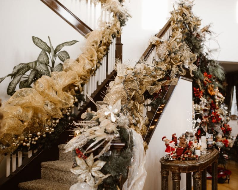 Trang trí Noel cho cầu thang trong nhà bằng hoa lá