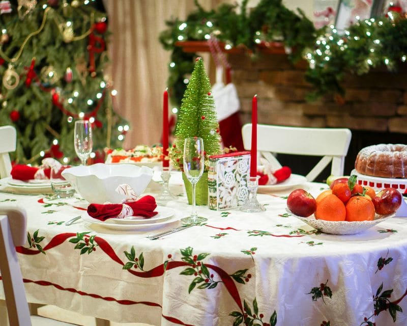 Trang trí bếp, khăn trãi bàn có họa tiết đặc trưng mùa giáng sinh