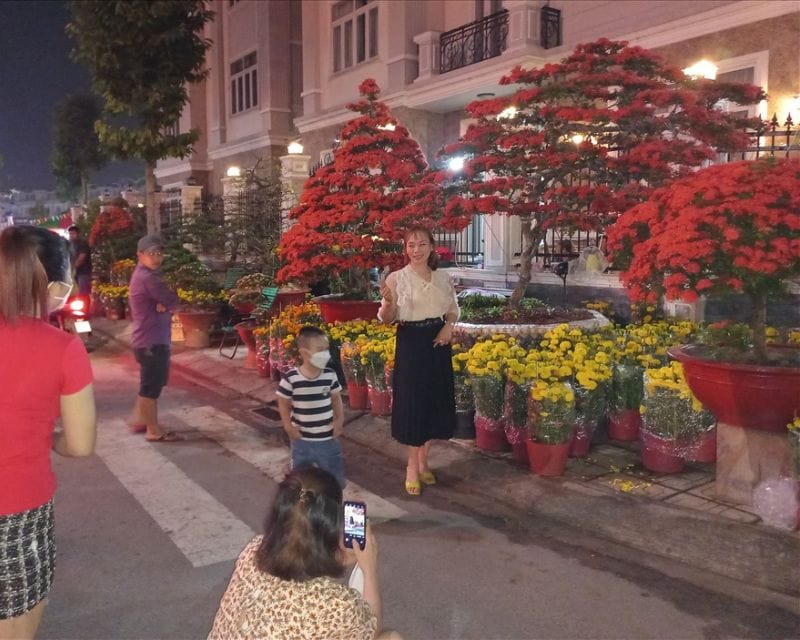 Khung cảnh người dân tham quan, check in chợ hoa Tết tại Thủ Dầu Một