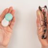 tại sao đeo lens bị đỏ mắt