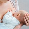 mẹ cho con bú bị đau mắt đỏ có nguy hiểm không