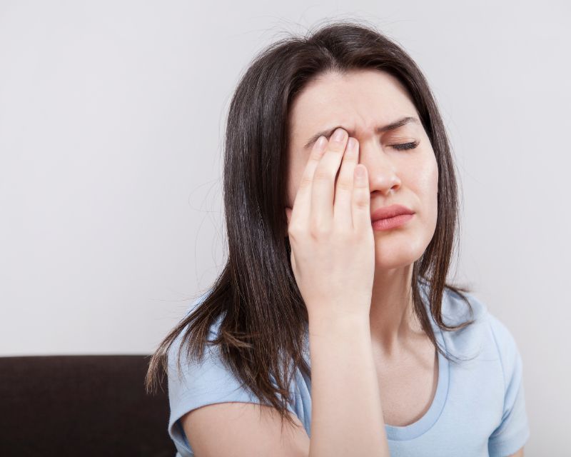 Giật Mắt Trái Nữ Báo Điềm Gì? Hên Hay Xui? Có Ảnh Hưởng Tới Sức Khoẻ Mắt 2 Giật mắt trái nữ báo hiệu điều gì?