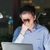 Nháy mắt trái ở nam giới