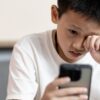 báo động: tình trạng trẻ em nghiện điện thoại