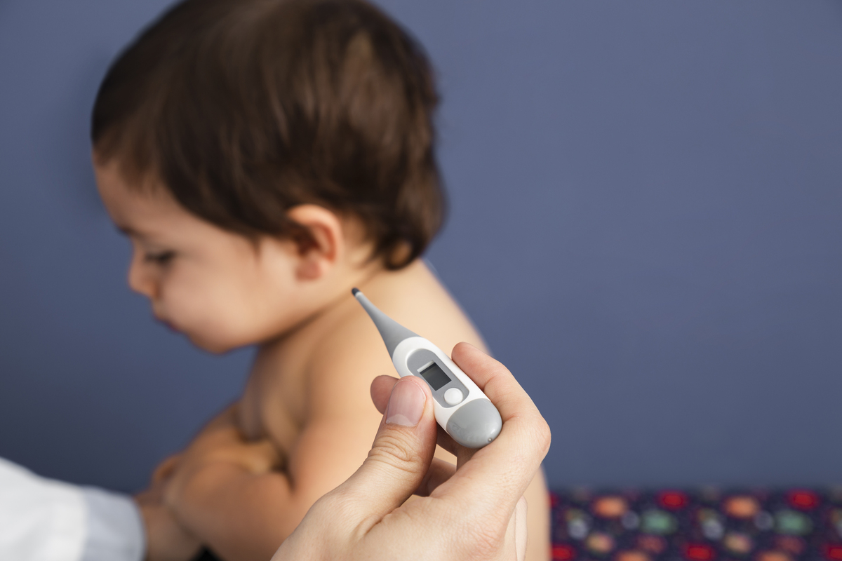 Nhiệt độ bình thường của trẻ sơ sinh là bao nhiêu và cẩm nang chăm sóc sức khỏe cho bé